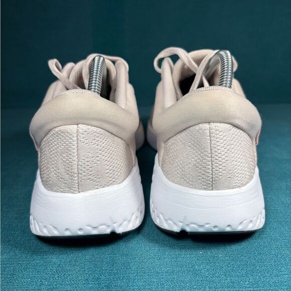 Size 11 - Women’s Nike Renew Serenity Run pink shoes - Picture 2 of 9